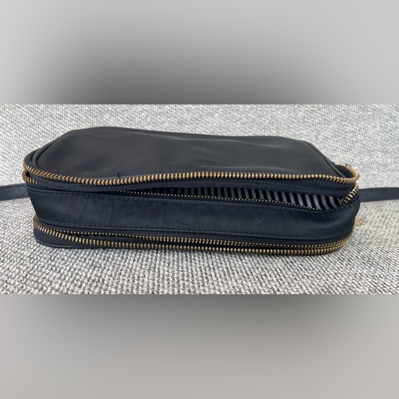 Stylish Black Bag with Gold Zipper - Picture 6 of 16